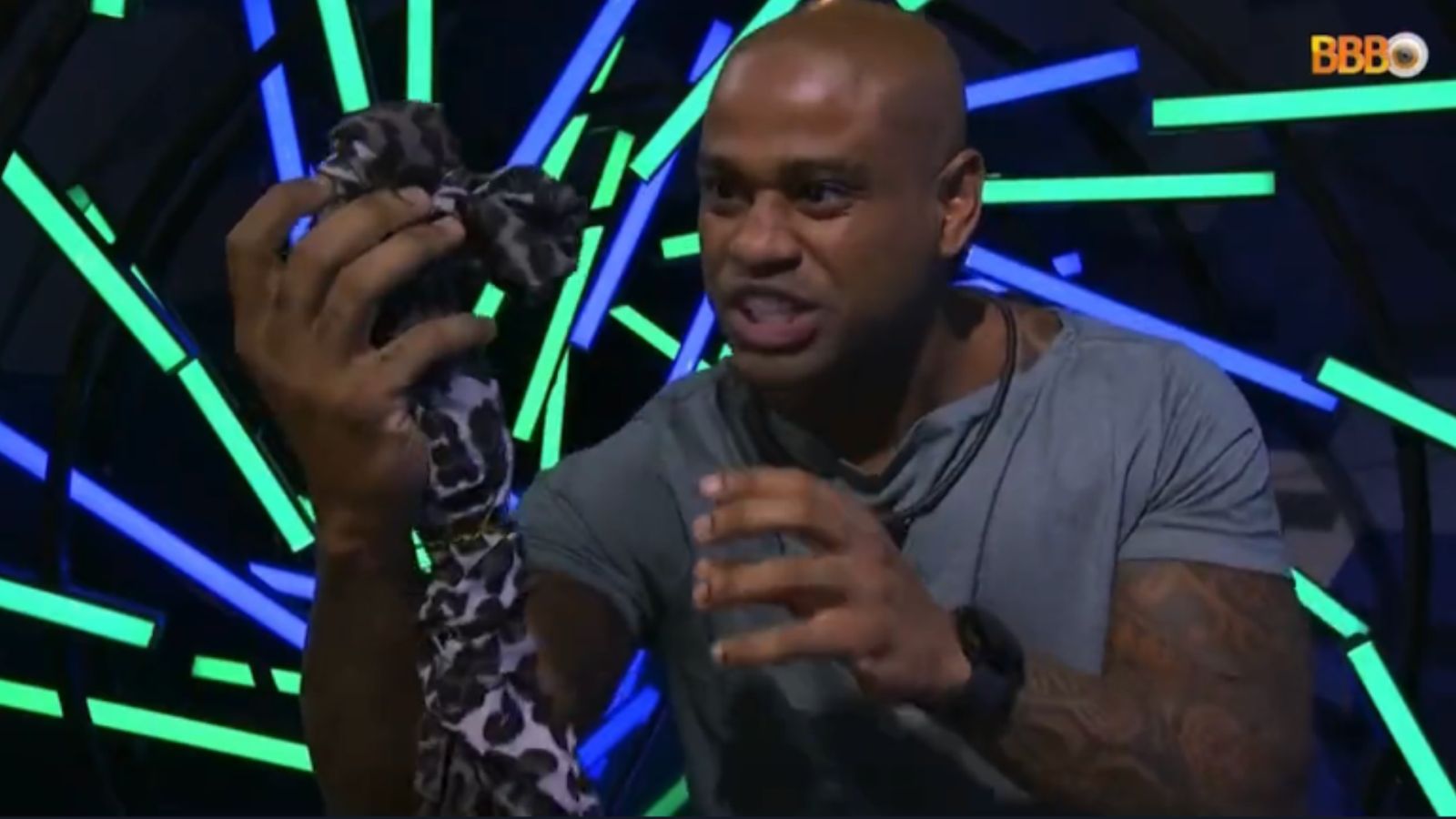 BBB 23: Cezar Black debocha de rivais após ser emparedado: “Cobras”