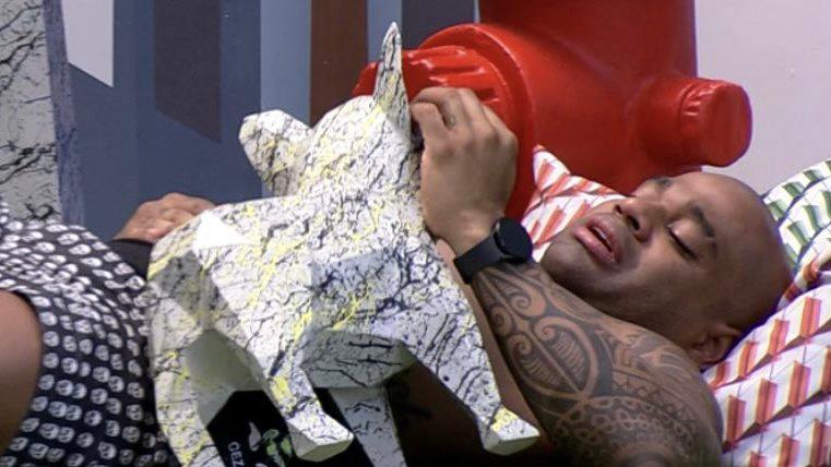 BBB23: Cezar Black chora abraçado com escultura de cachorro no jardim
