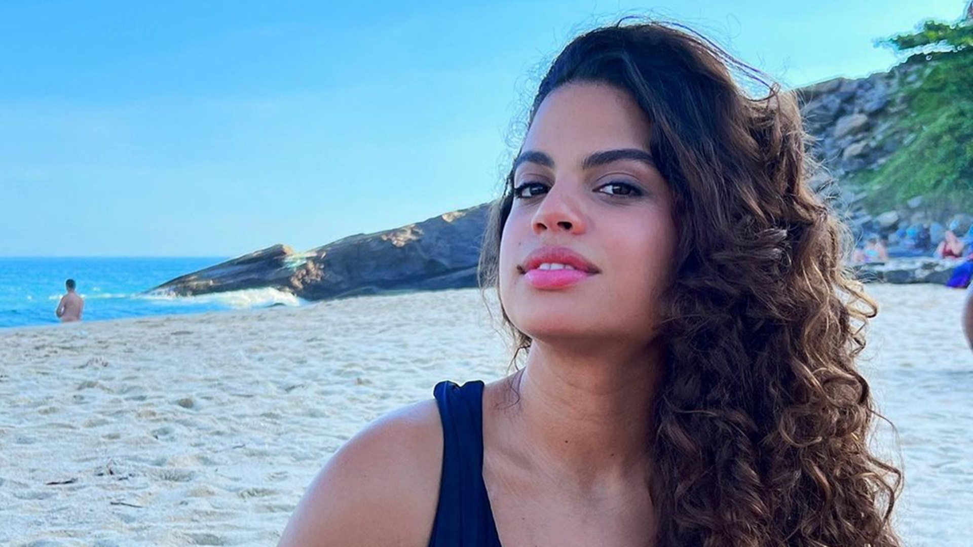 Clara Buarque, de Travessia, revela relação com sua avó famosa: “Minha melhor amiga”