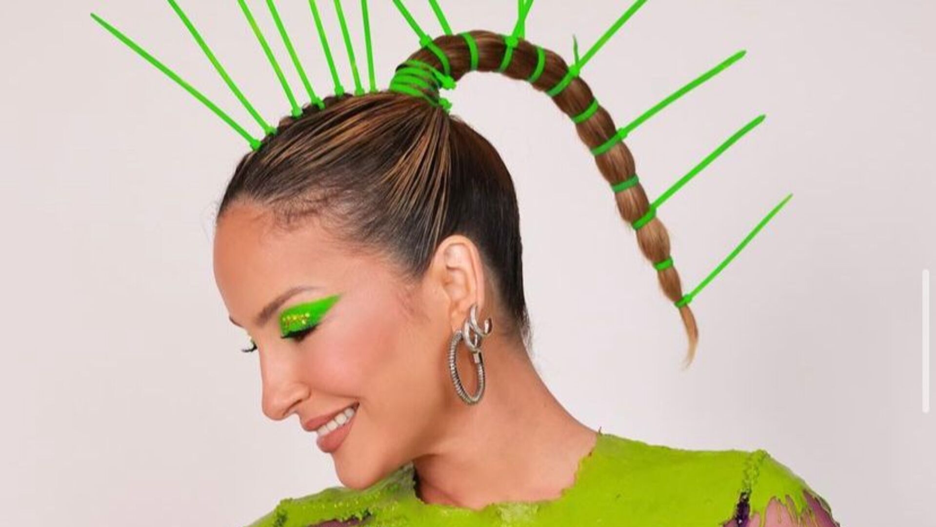 Claudia Leitte aposta em look colorido para seu quinto dia de Carnaval