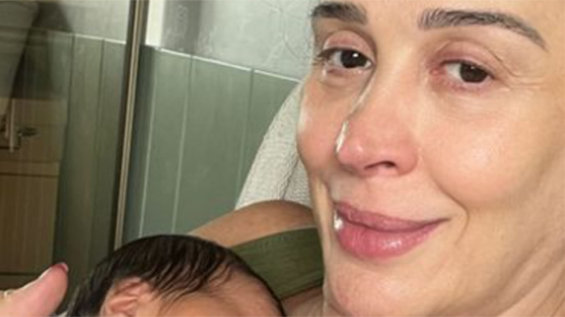 Claudia Raia exibe a primeira selfie com o filho recém-nascido, Luca