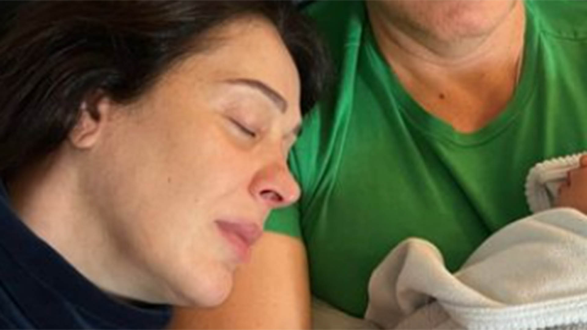 Claudia Raia surge dormindo em nova foto com o filho caçula e o marido