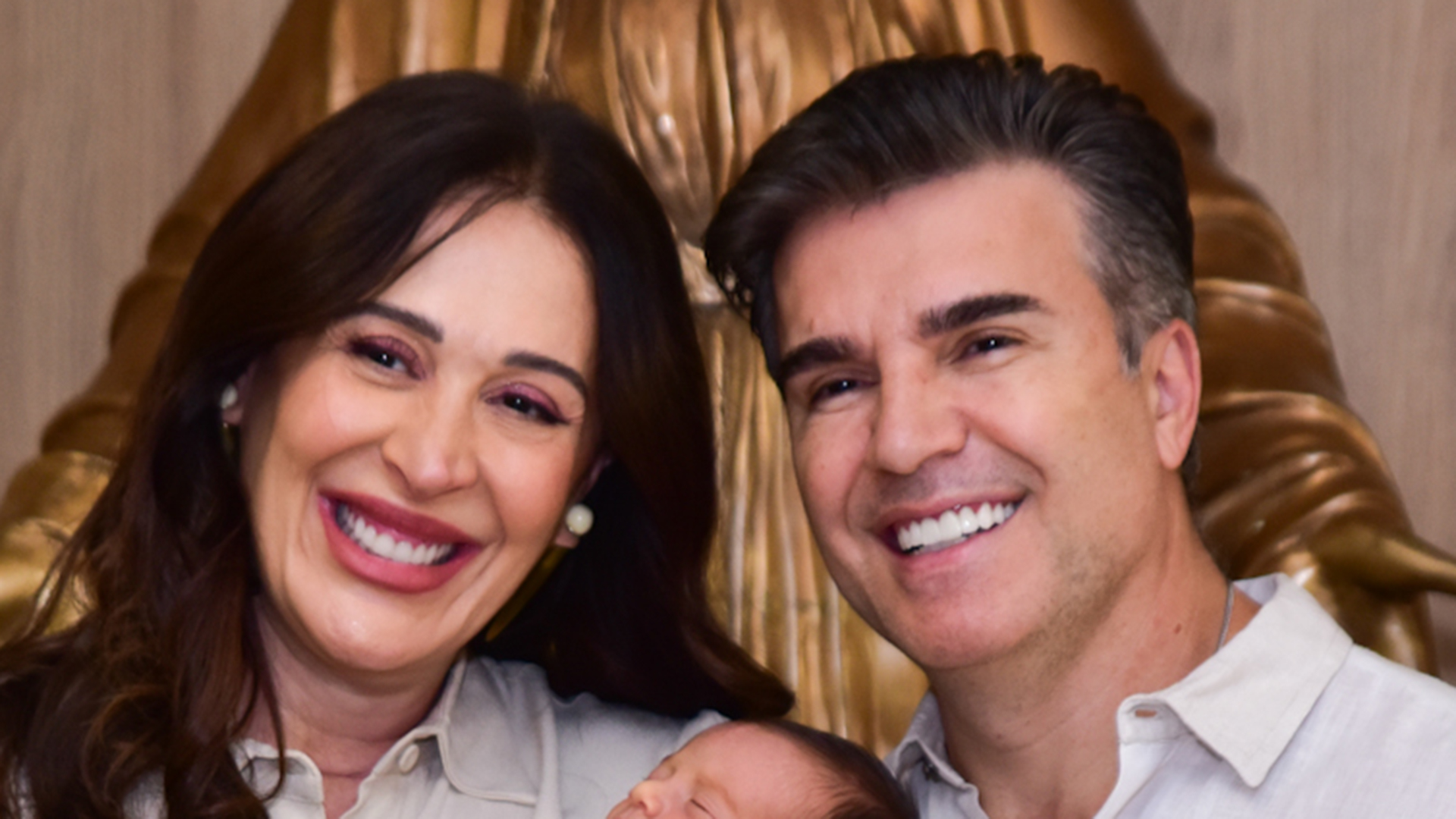 Claudia Raia deixa a maternidade com o filho caçula, Luca, e o marido