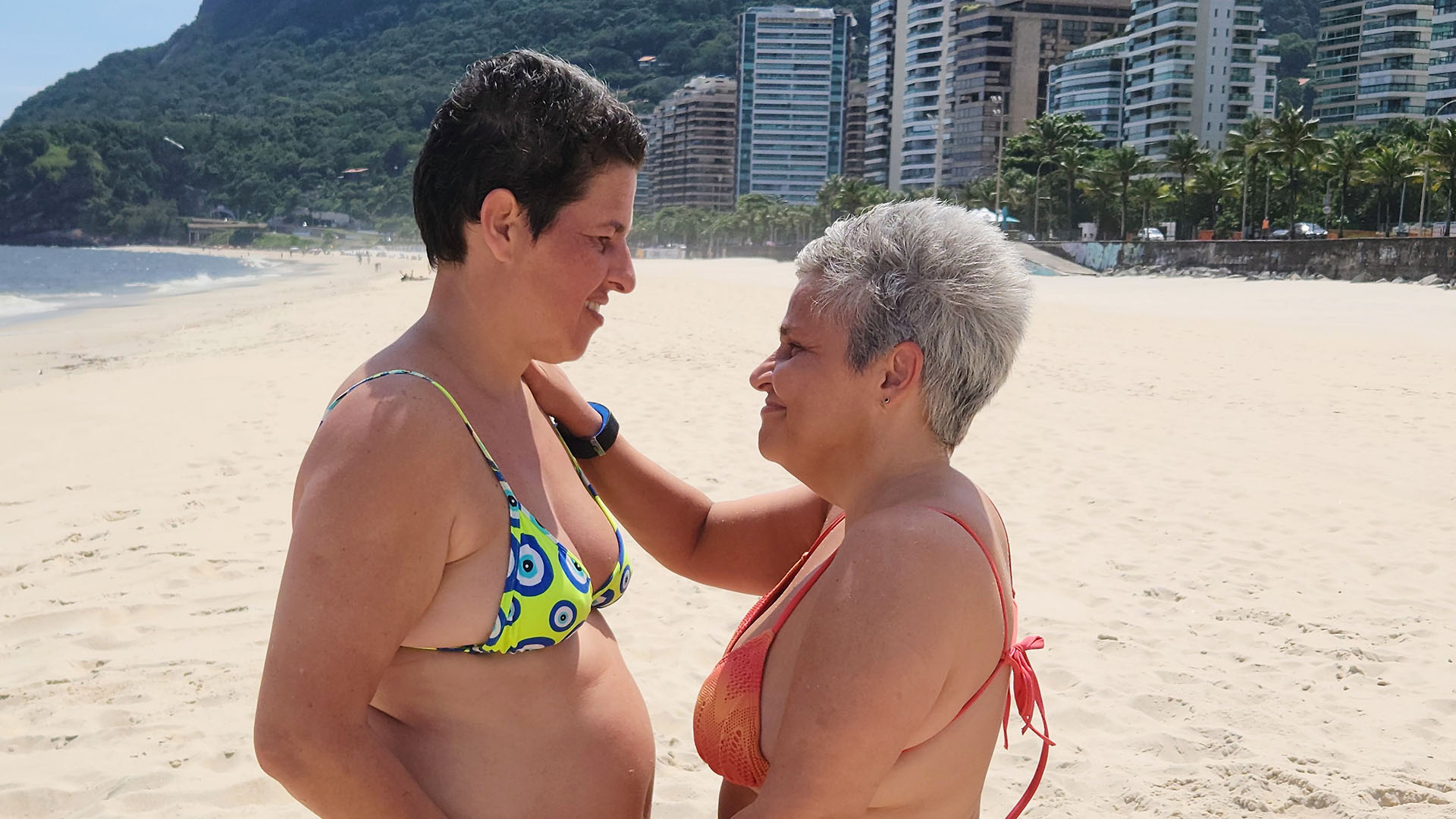 Claudia Rodrigues curte dia na praia com a namorada, Adriane Bonato