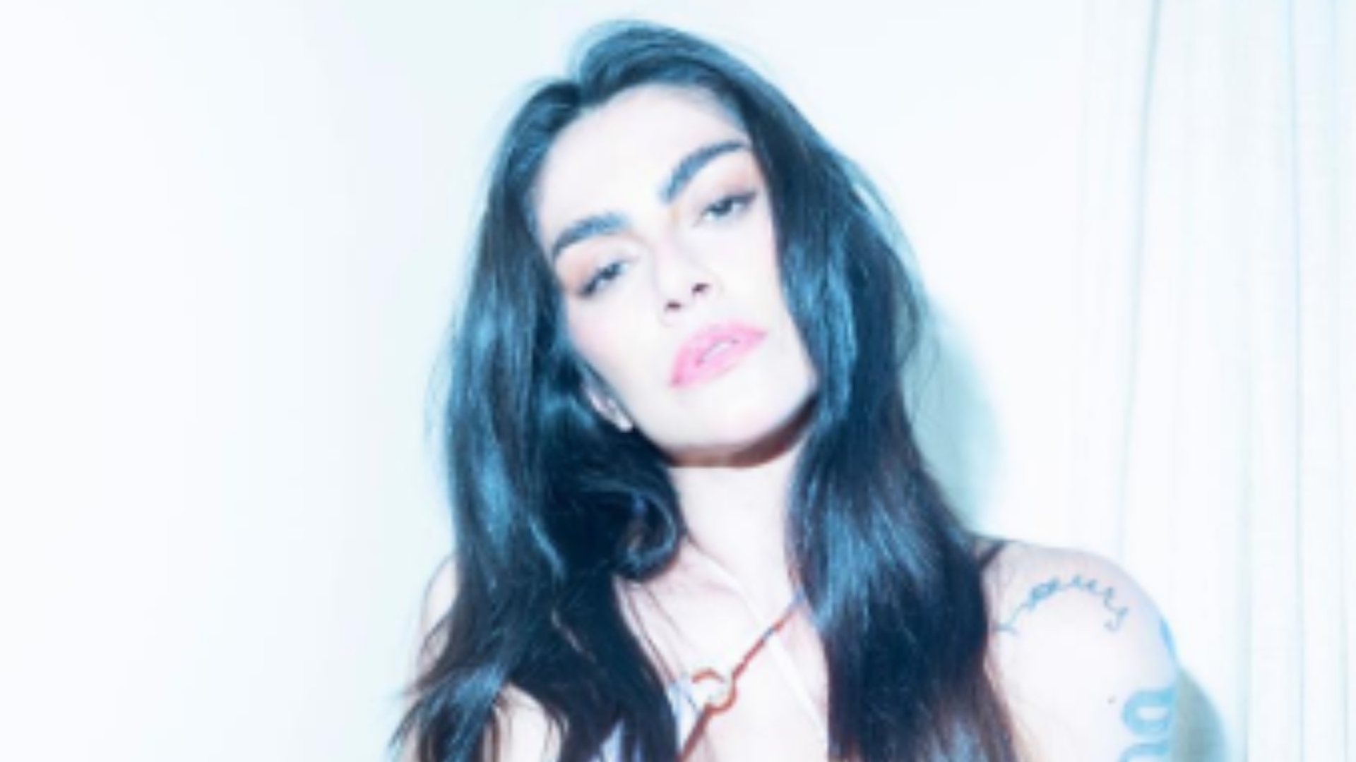 De biquíni prateado, Cleo deixa fãs completamente apaixonados com beleza