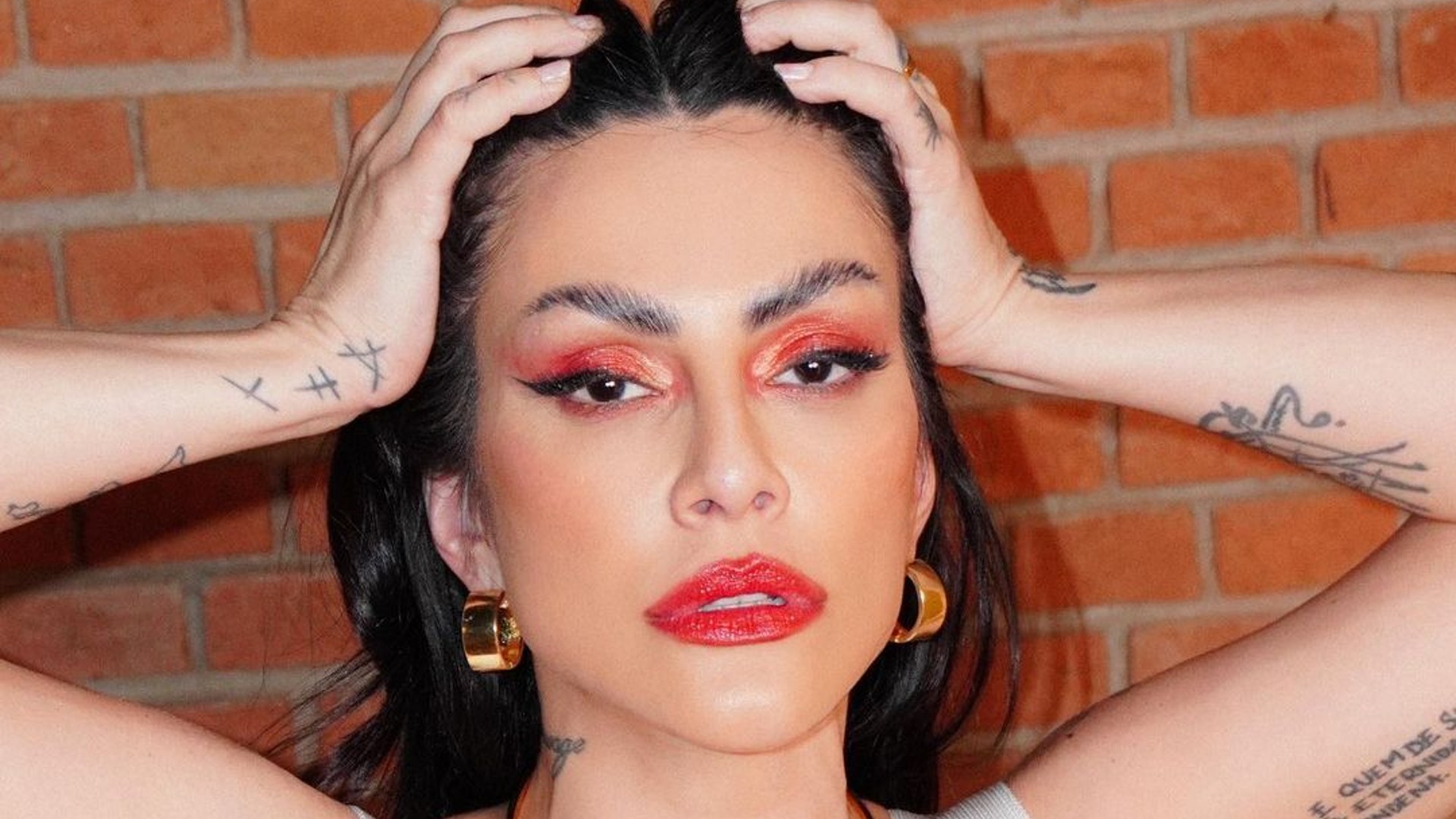 Cleo fala sobre a possibilidade de se relacionar com uma mulher: “Com certeza me relacionaria”