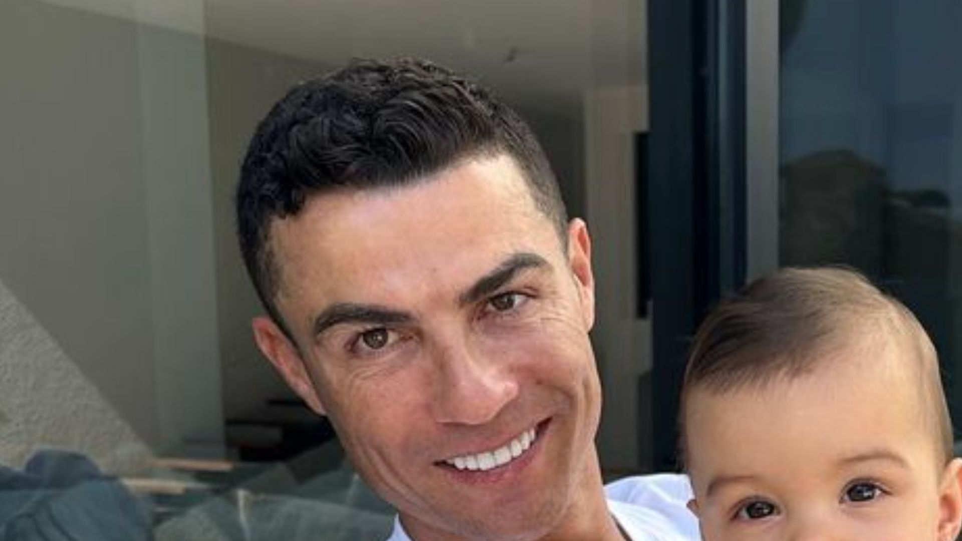 Esposa de Cristiano Ronaldo encanta ao mostrar o lado paizão do jogador: “Amo os dois!”