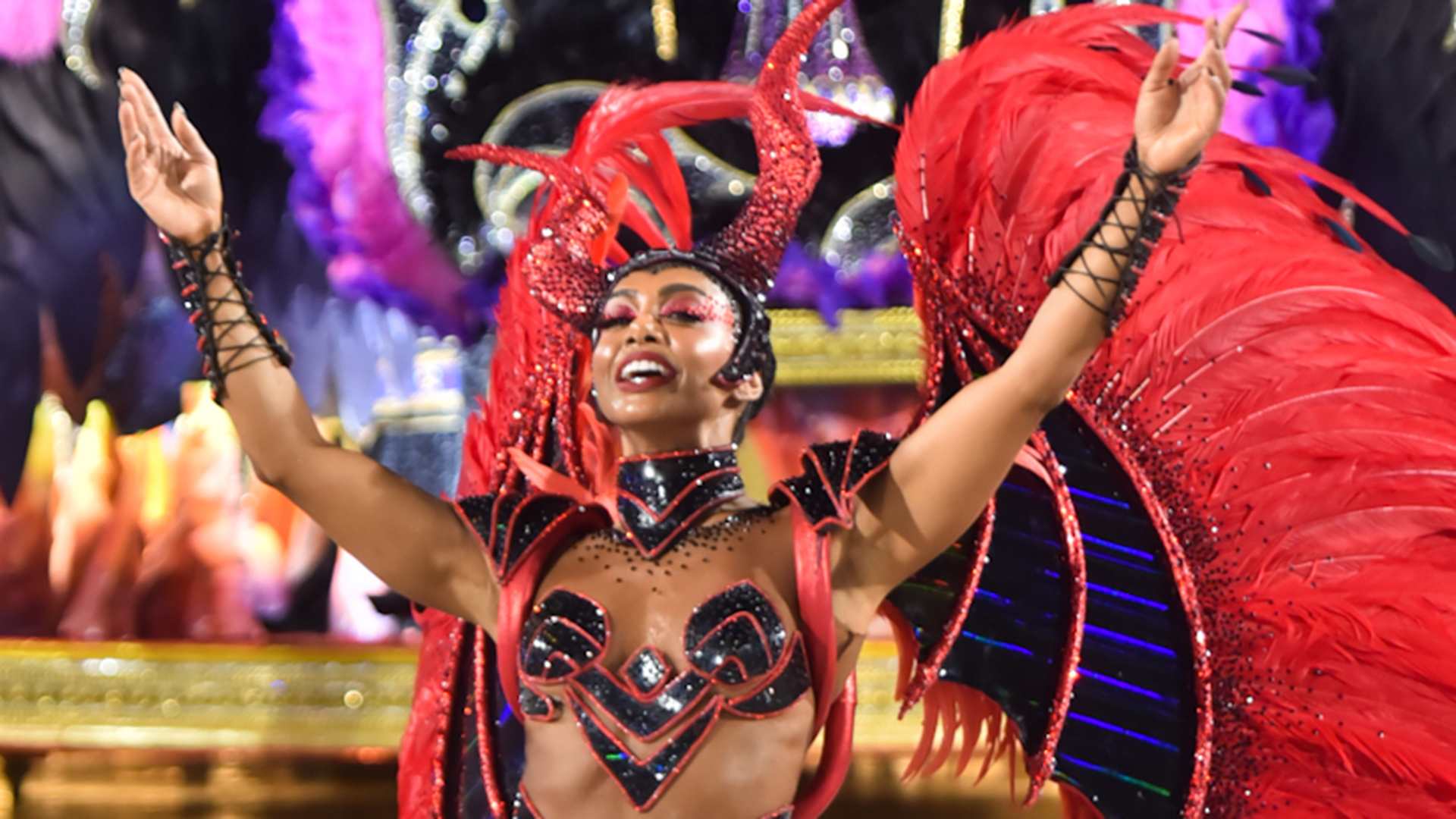 Atriz de ‘Travessia’, Dandara Mariana surge com fantasia cavada na passarela do samba