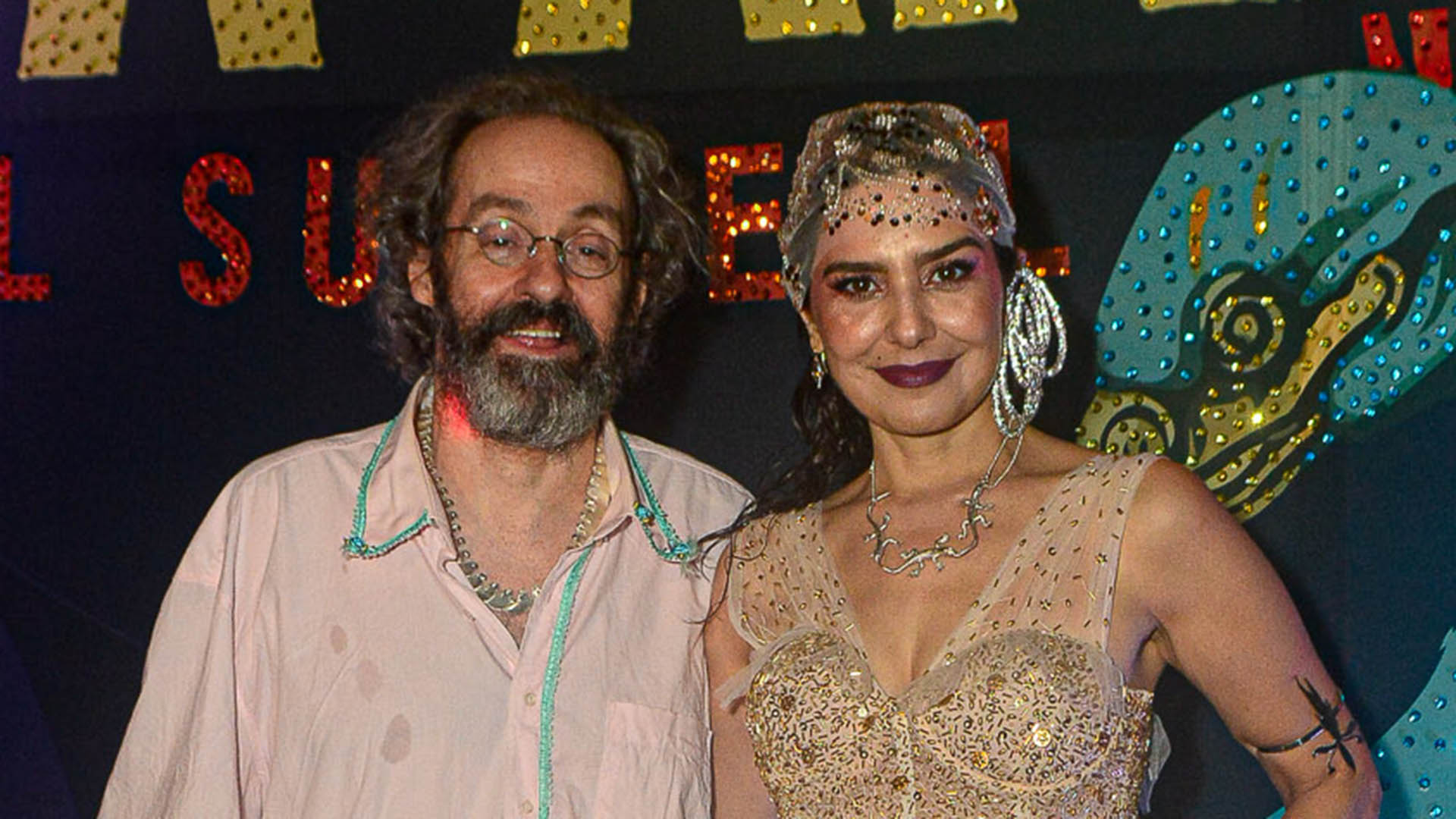 Letícia Sabatella faz rara aparição com Daniel Dantas em baile de carnaval