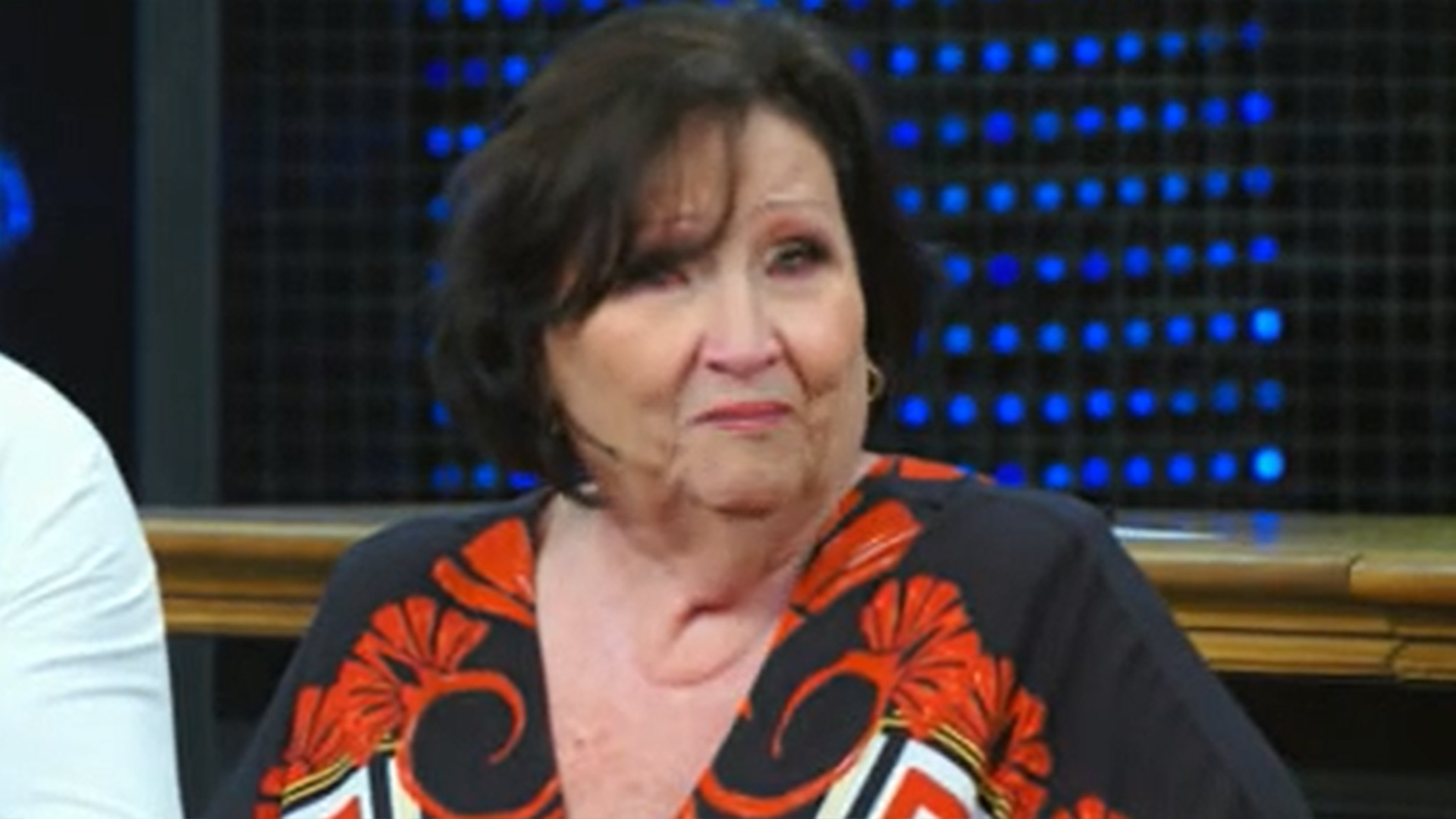 Dona Déa Lúcia cai no choro no palco do Domingão com Huck: ‘Me ajuda a viver’