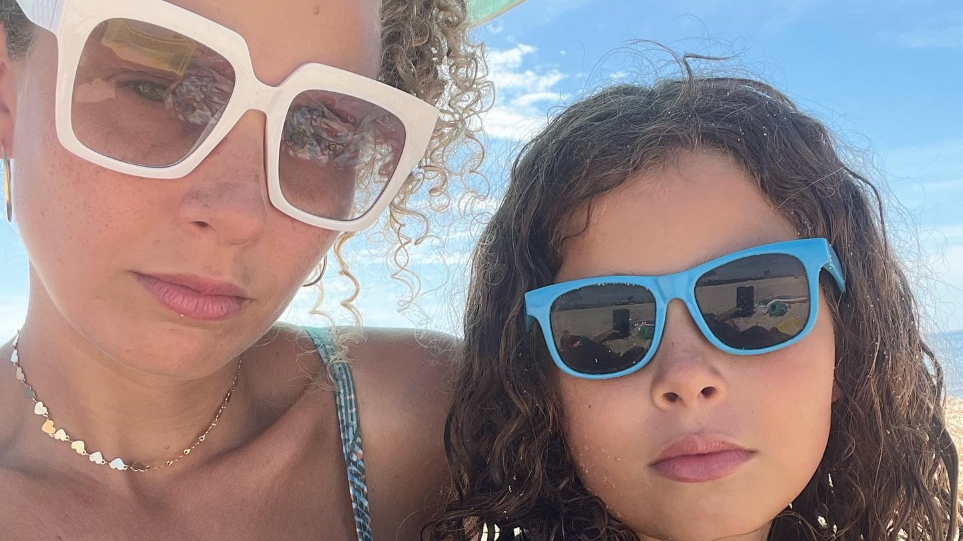 De biquíni, Debby Lagranha exibe corpaço ao curtir dia na praia com a filha
