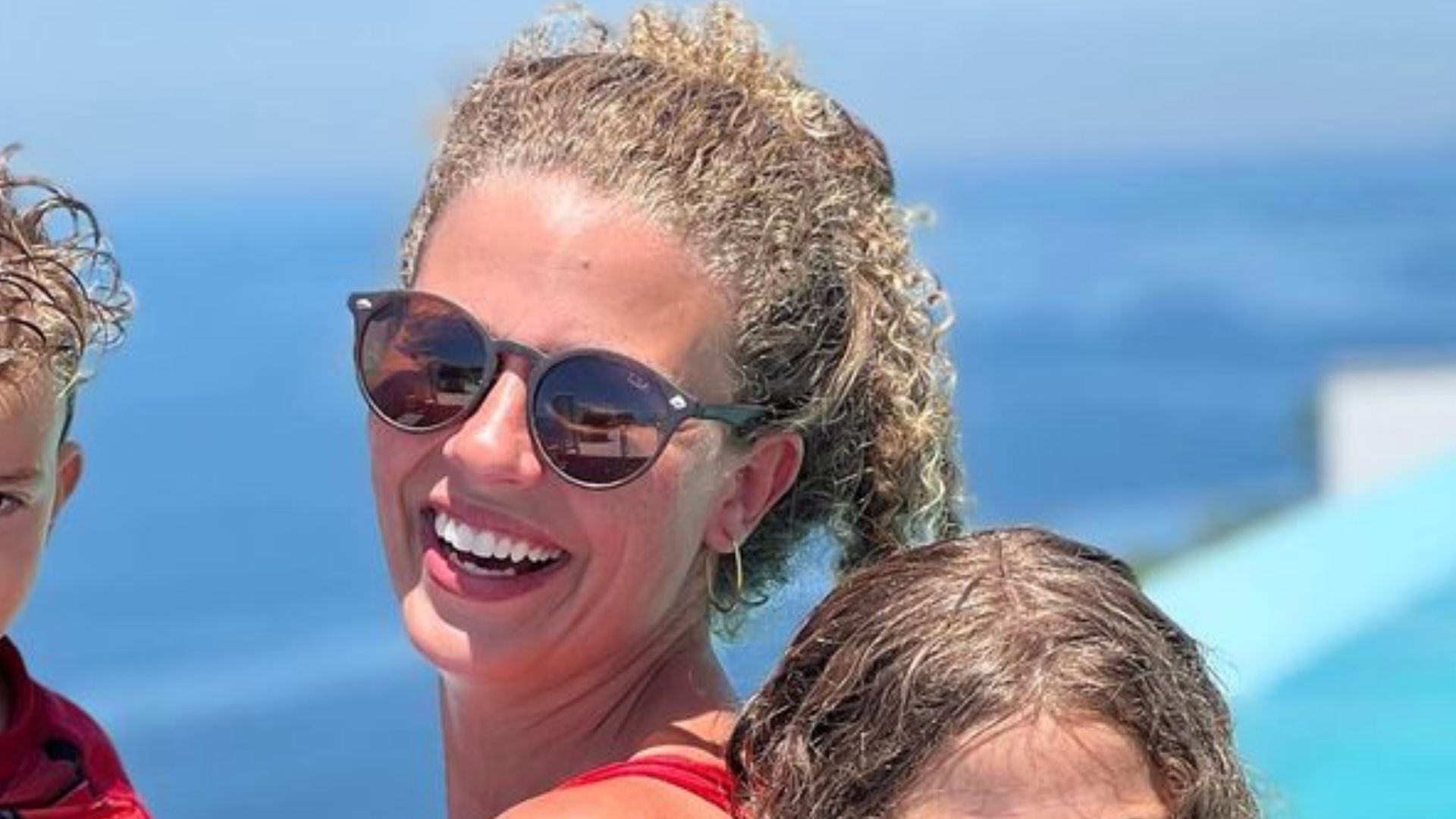 Cresceram! Debby Lagranha se diverte em dia de piscina na companhia dos filhos: “Meu fechamento!”