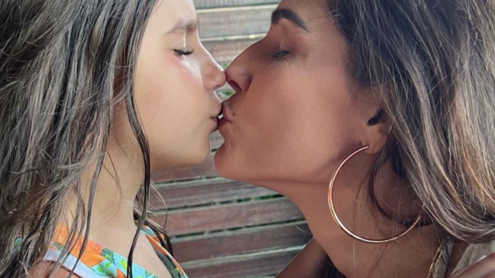 Deborah Secco abre álbum de fotos com a filha e semelhança impressiona