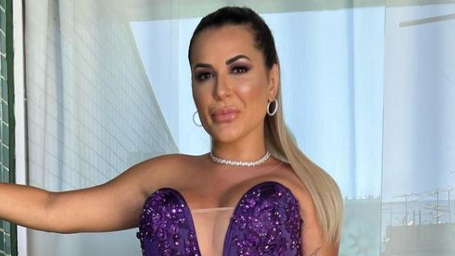Deolane Bezerra causa com decote até o umbigo em trio de Claudia Leitte: “Uau!”