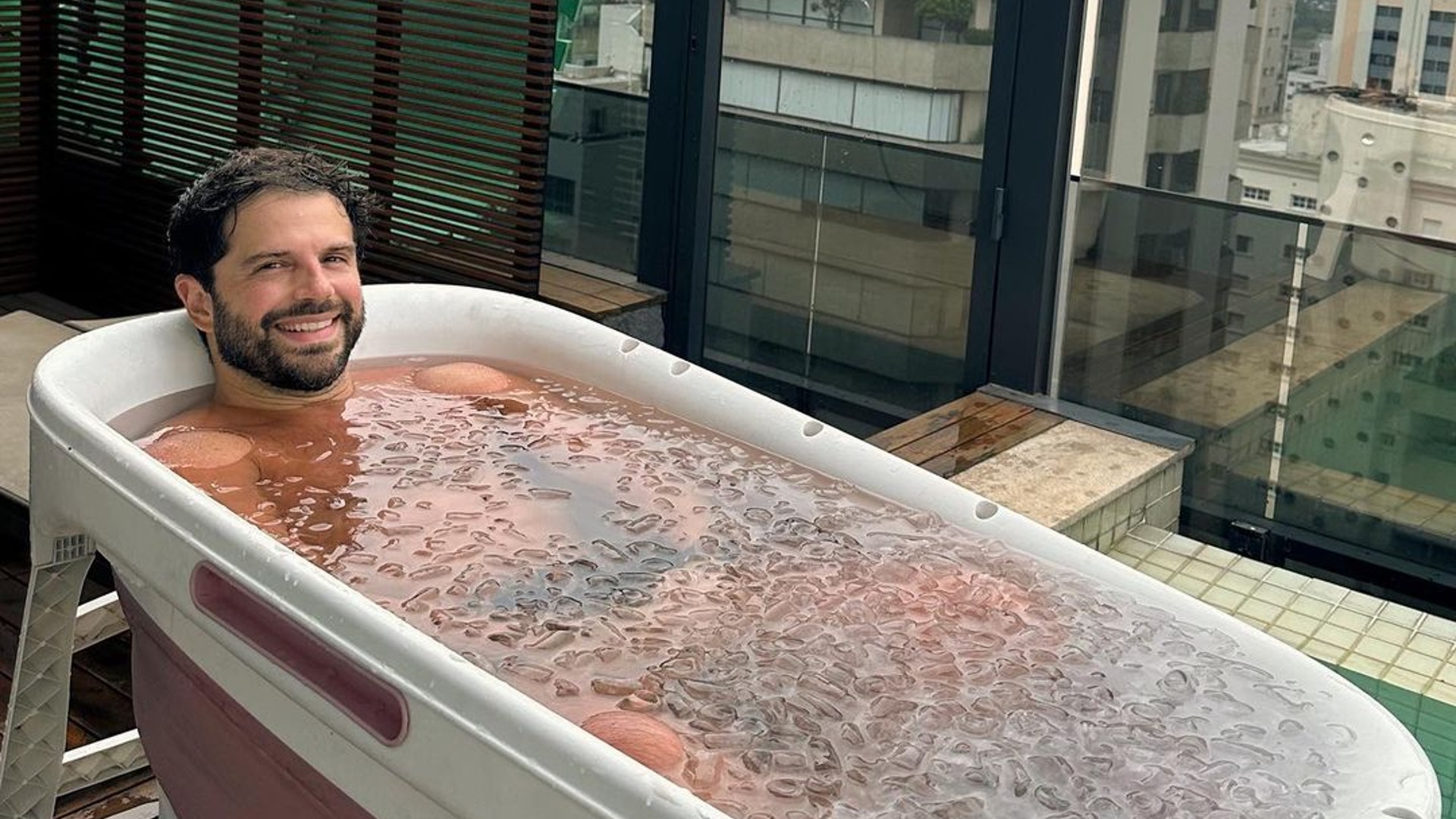 Duda Nagle entra em banheira de gelo e registra momento
