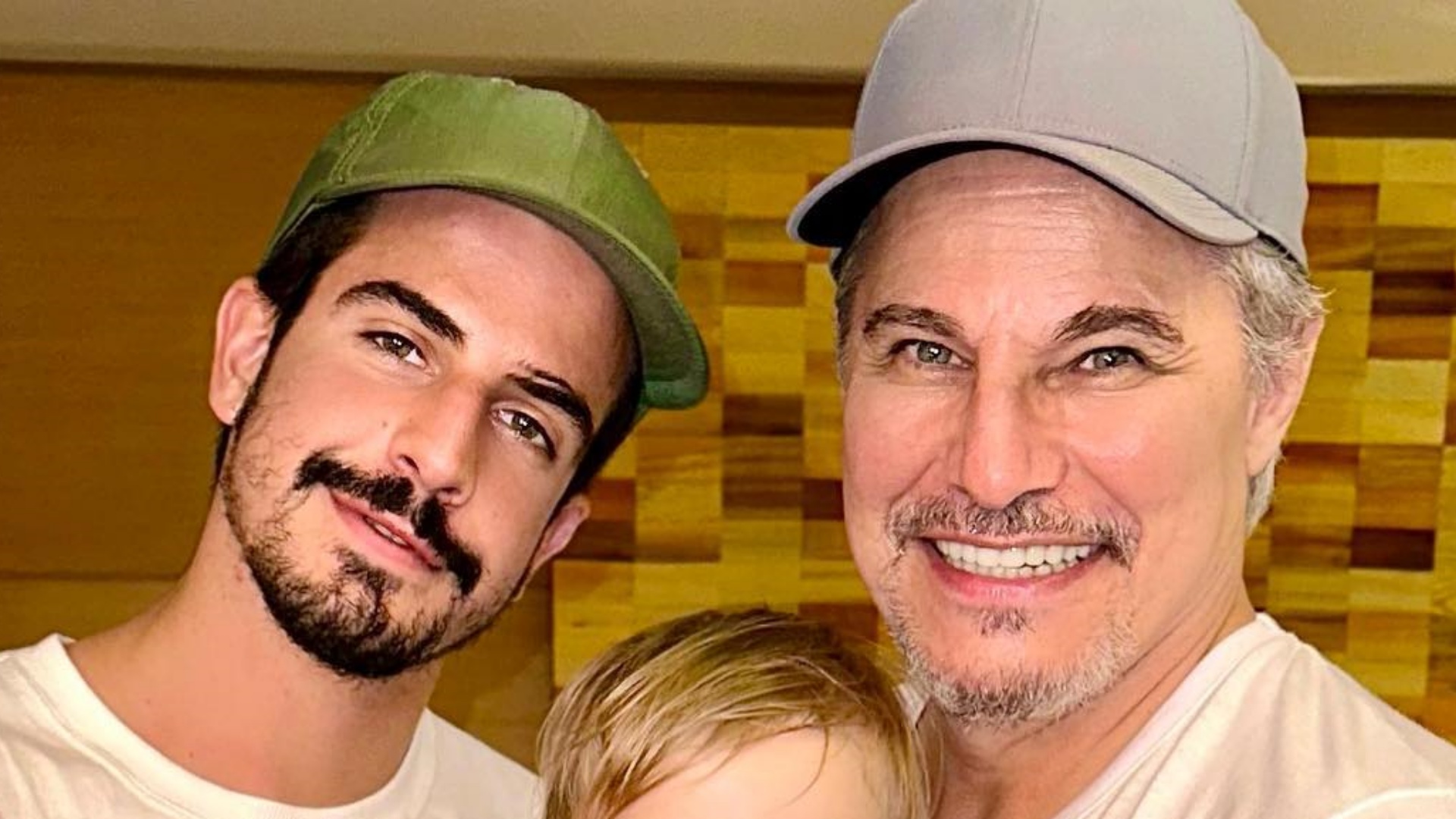 Edson Celulari surge em clique encantador com os filhos, Enzo Celulari e Chiara: “Lindos”