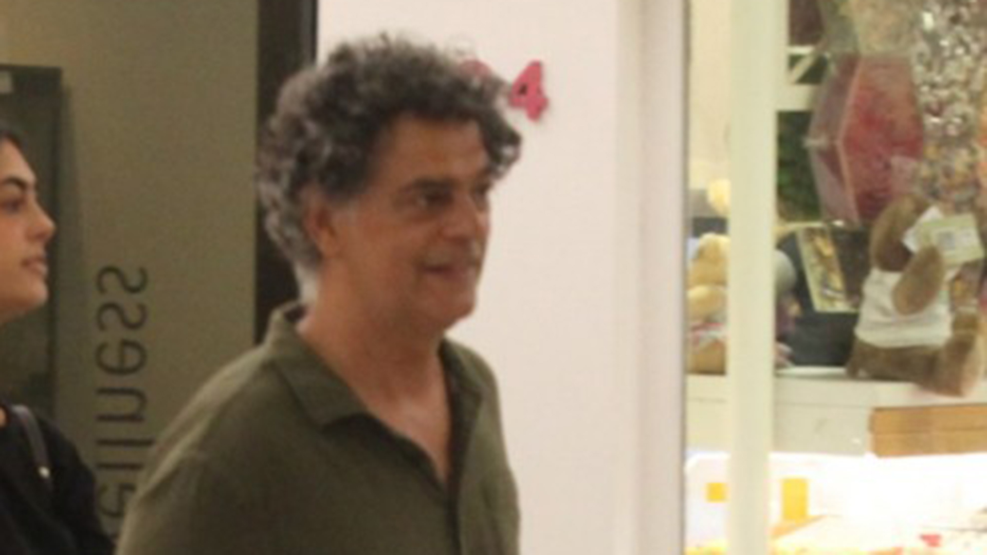 Eduardo Moscovis faz rara aparição com as filhas em dia no shopping
