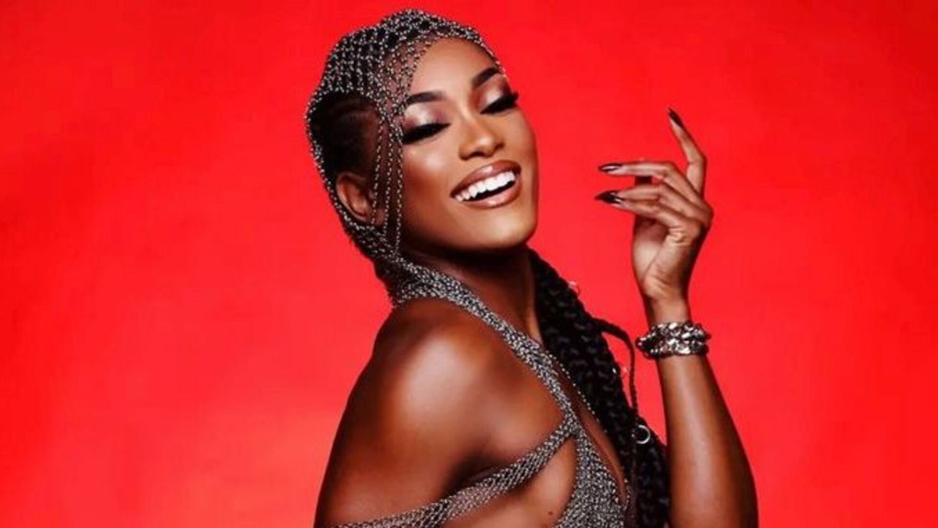 Rainha de Bateria, Erika Januza surge emocionada horas antes de desfilar na Sapucaí