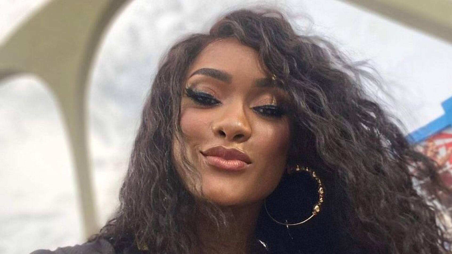 Rainha de Bateria, Erika Januza surge com o troféu de Vice-Campeã da escola Viradouro