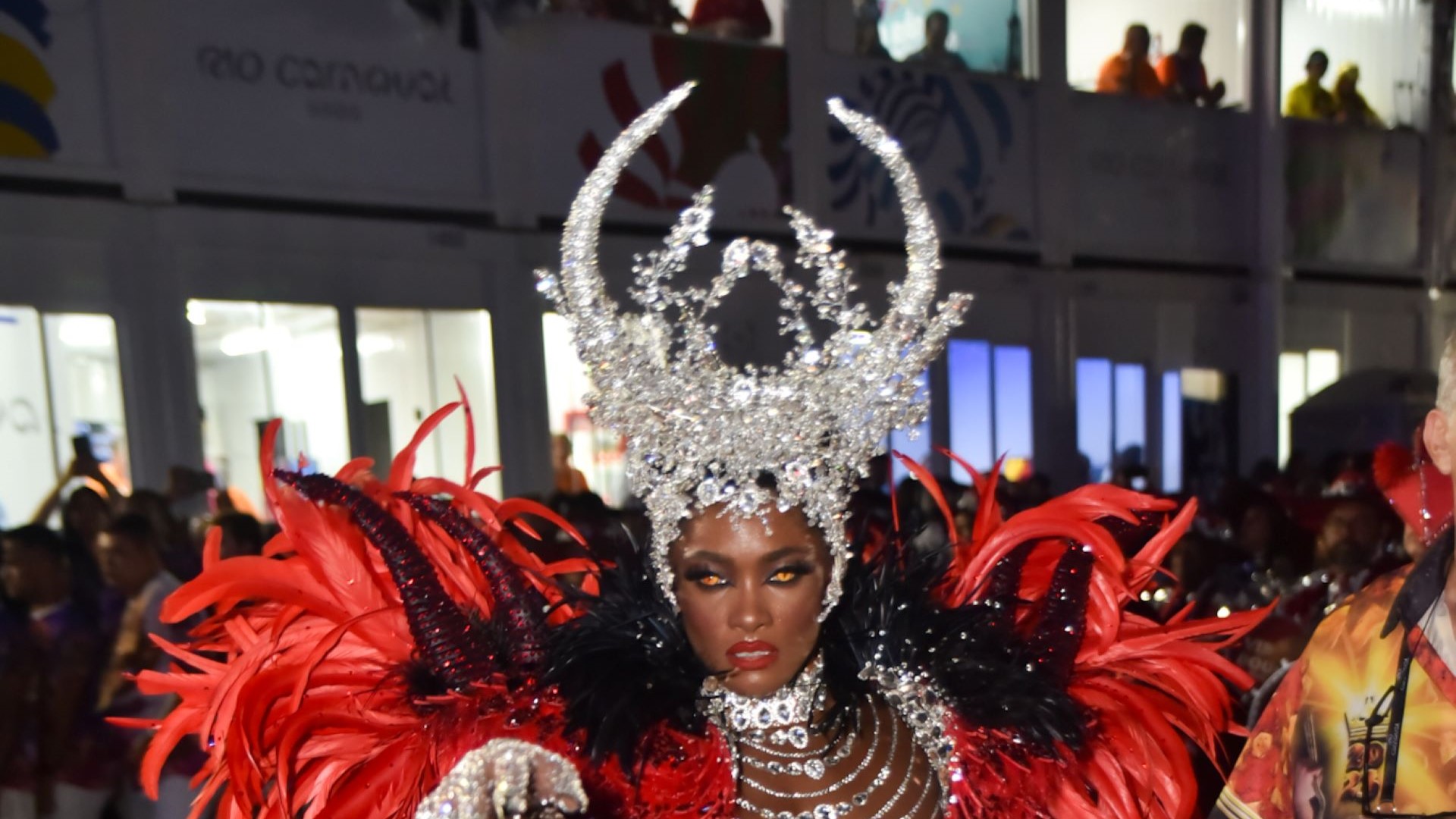 Erika Januza estrela como rainha de bateria da Viradouro e enfeitiça público