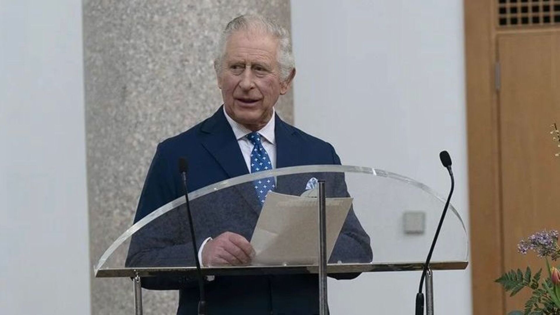 Rei Charles III atualiza estado de saúde de sua esposa, a Rainha Consorte Camilla Parker