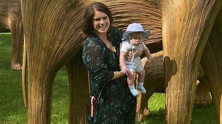 Princesa Eugenie comemora aniversário de 2 anos com série de fotos inéditas