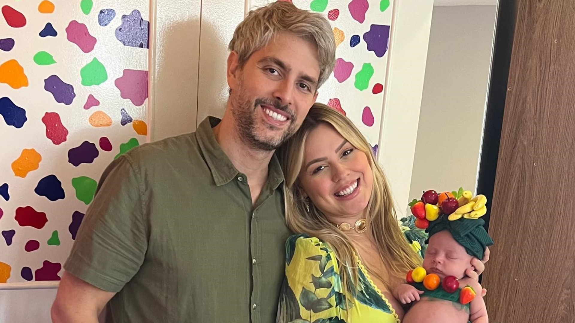 Em clima de Carnaval, ex-BBB Isabella Cecchi celebra o primeiro mês de vida da filha