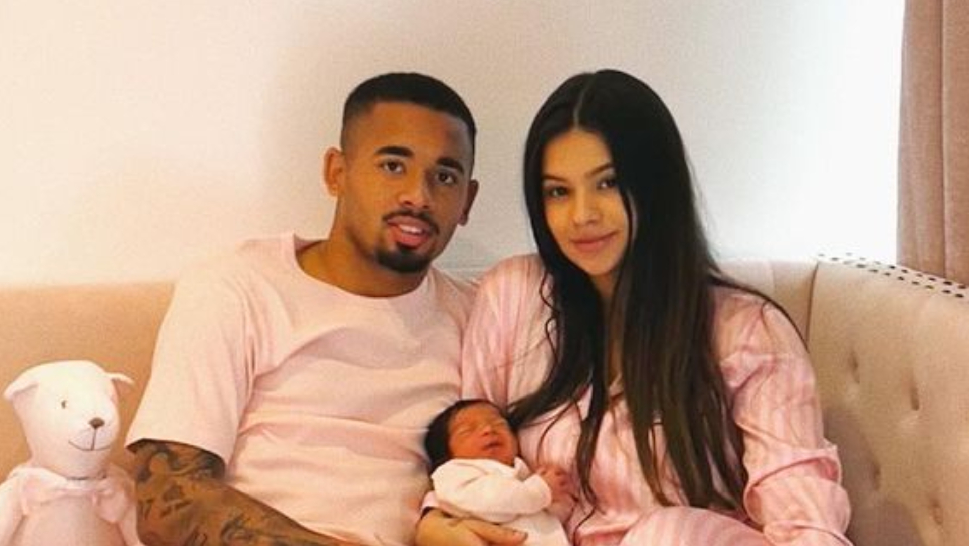 Reataram? Dias após separação, ex de Gabriel Jesus publica foto do jogador: ”Grudinho”