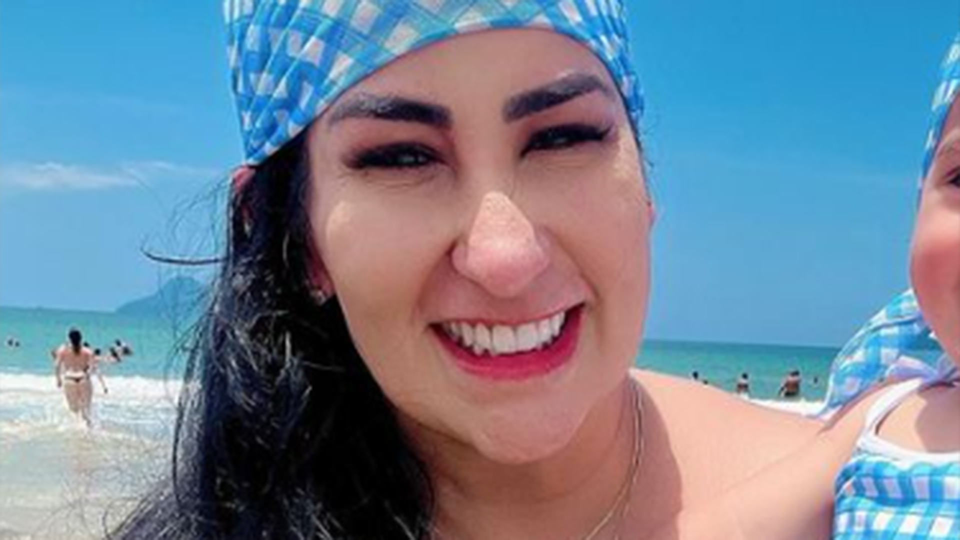 De biquíni, Fabiola Gadelha exibe boa forma em fotos com a filha