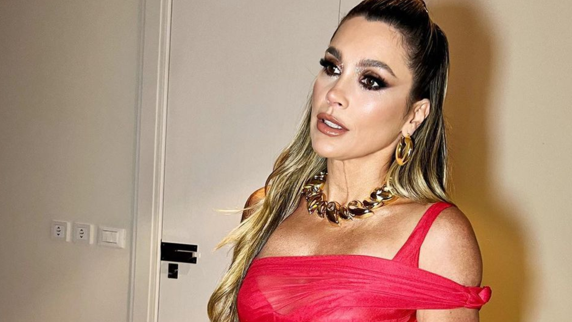 Flávia Alessandra quase mostra demais em look mínimo justíssimo: ”Uma obra de arte”