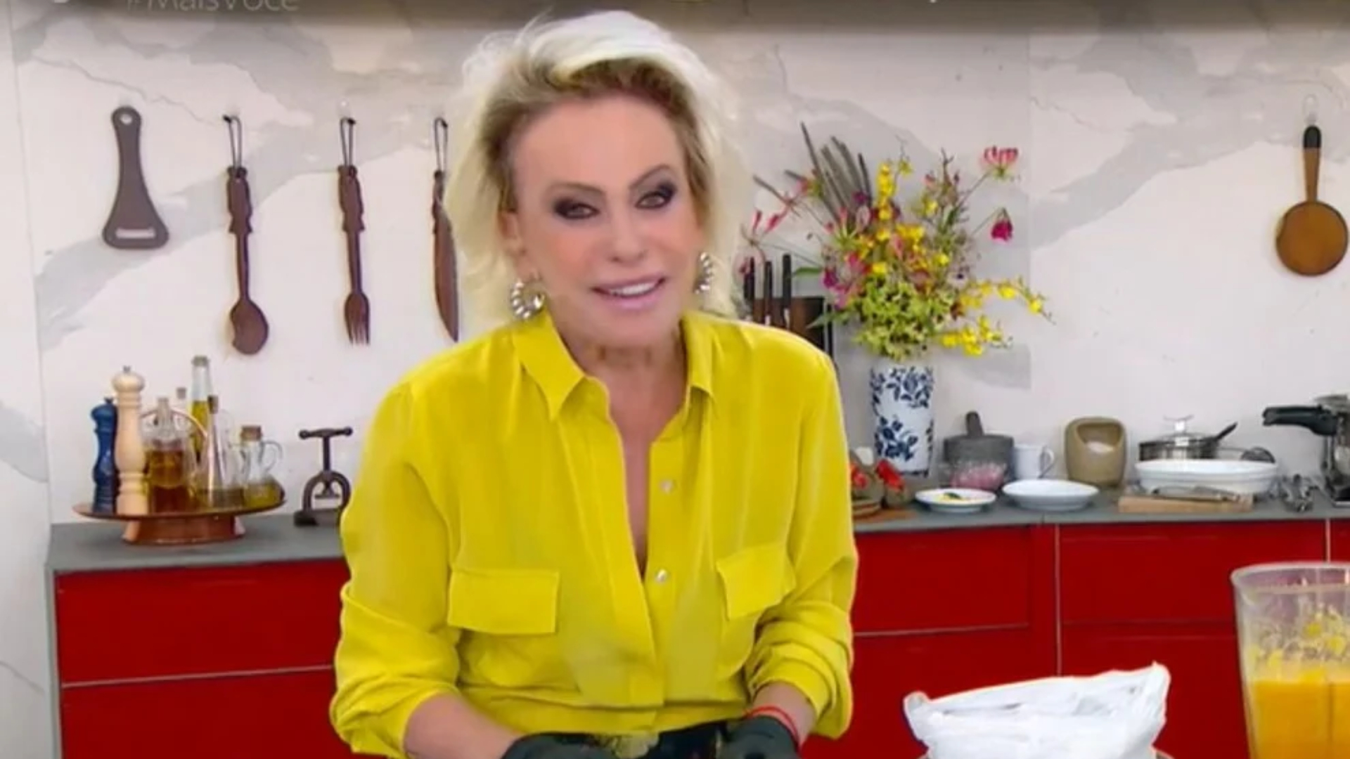 Durante receita, Ana Maria Braga tem crise de riso ao colocar linguiça em lombo