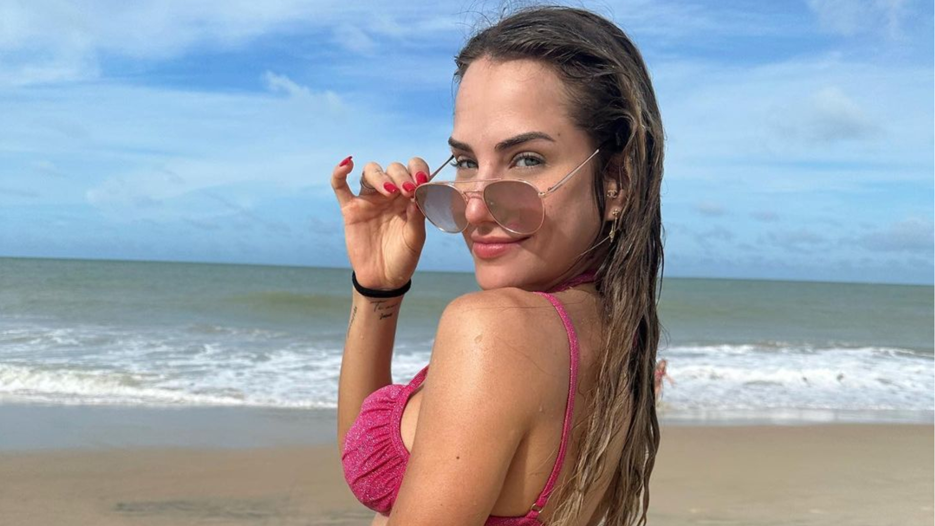 De biquíni fio-dental, Gabi Martins exibe bumbum empinado na praia: ”Gata”