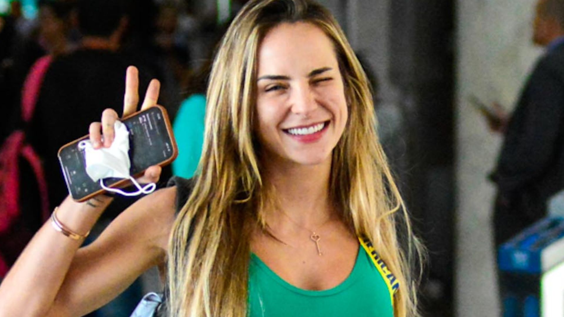 Direto da academia? Gabi Martins desembarca de top, shortinho e sem roupa íntima