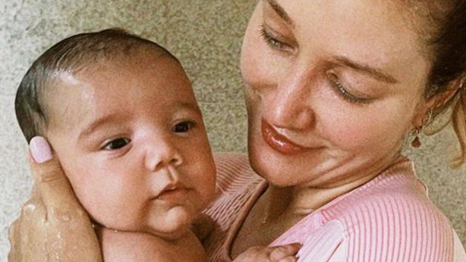 Que fofura! Gabriela Pugliesi derrete seguidores tomando banho com o filho
