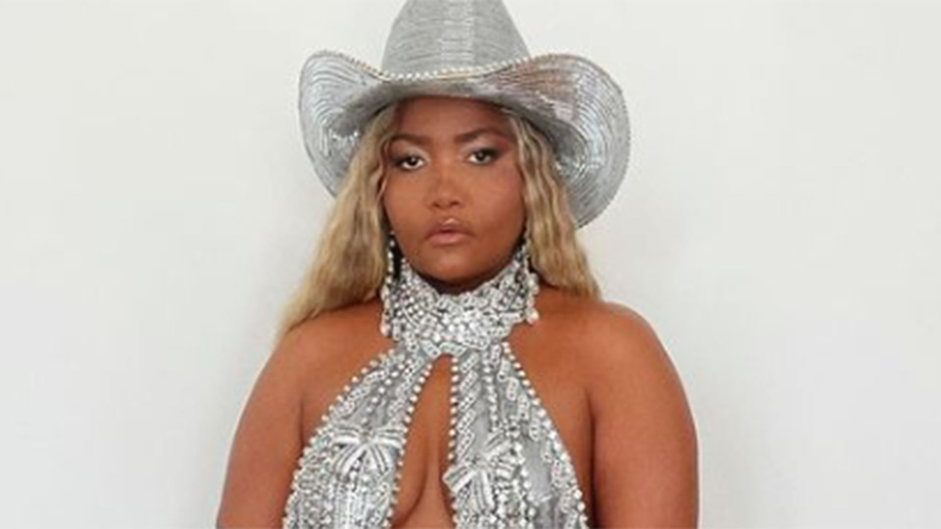 Gaby Amarantos usa decote profundo em look inspirado na Beyoncé
