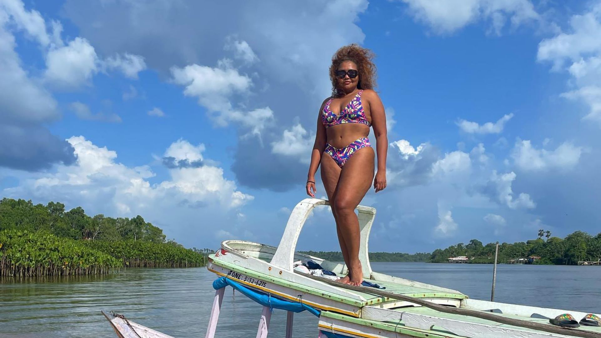 Gaby Amarantos mostra biquínis preferidos do verão com poses sensuais; veja