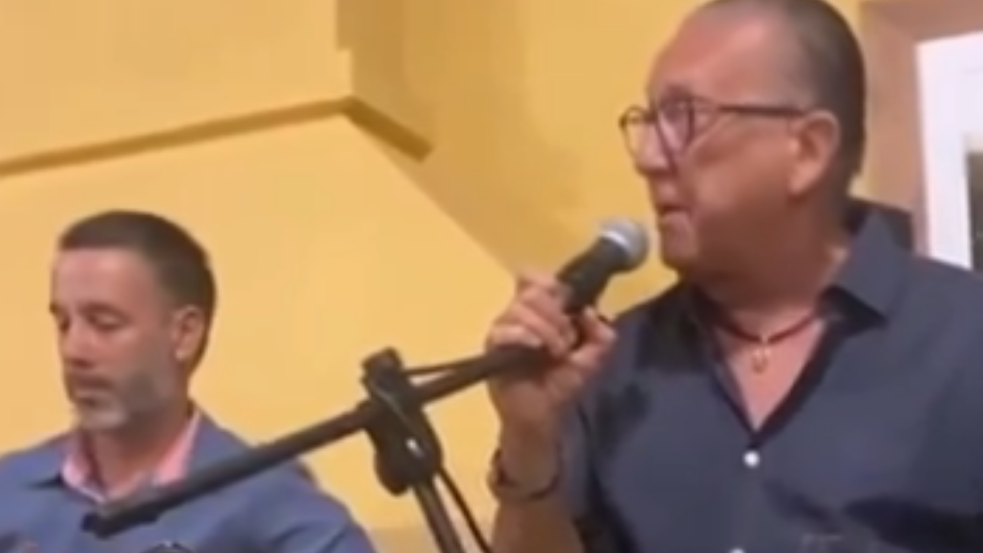 Galvão Bueno solta a voz em território gaúcho e canta Roberto Carlos
