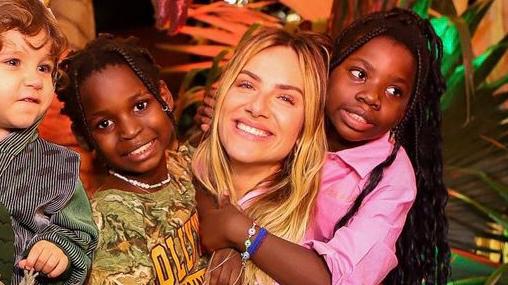 Giovanna Ewbank se emociona ao lembrar casos de racismo contra os filhos