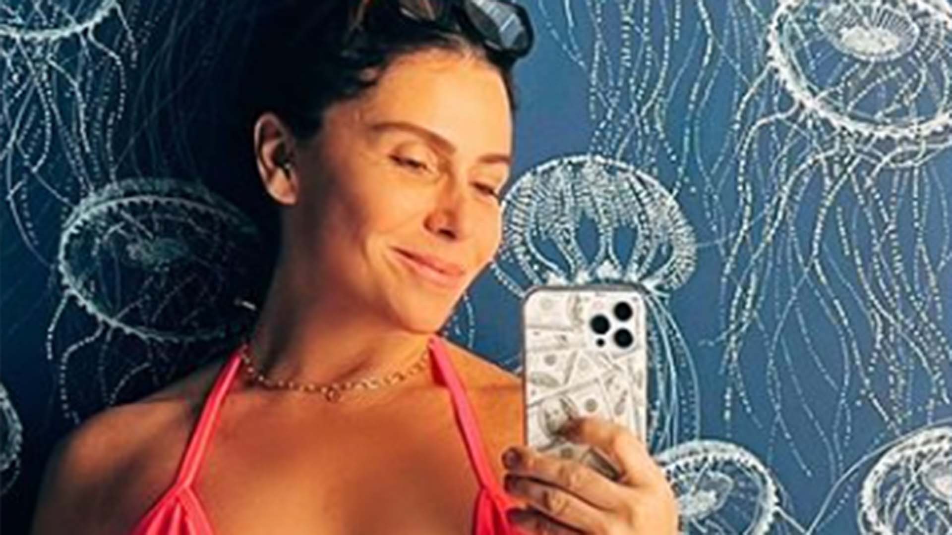 Giovanna Antonelli exibe corpão em foto apenas de biquíni