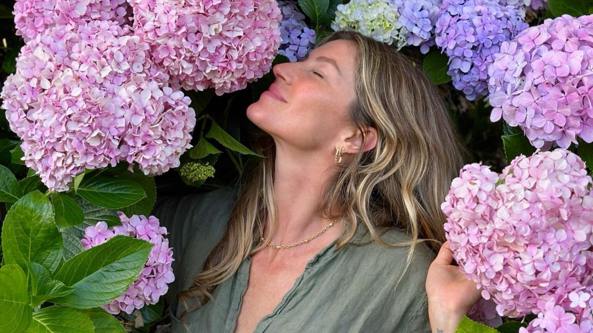 Amante dos animais, Gisele Bündchen tem quatro cães e até pintinhos; saiba mais