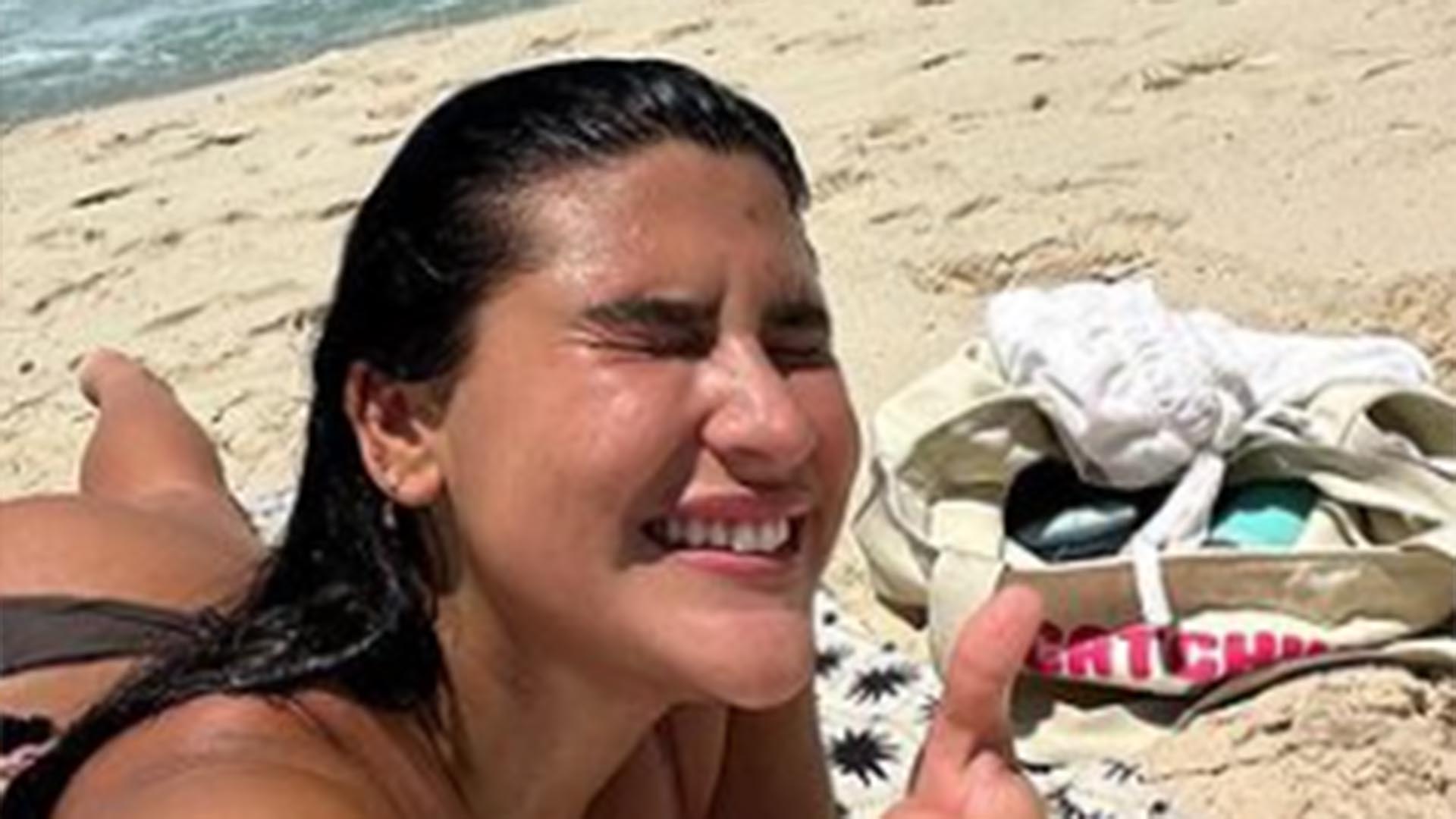 De biquíni, Giulia Costa exibe o bronzeado perfeito na praia
