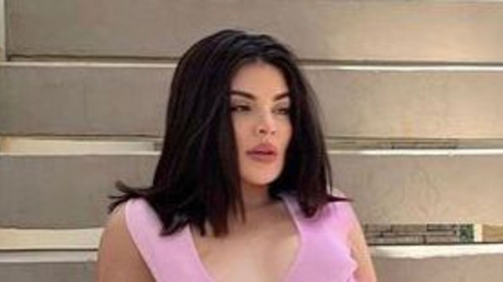 Gkay esbanja beleza e surpreende ao posar em sua casa com vestido que muda de cor