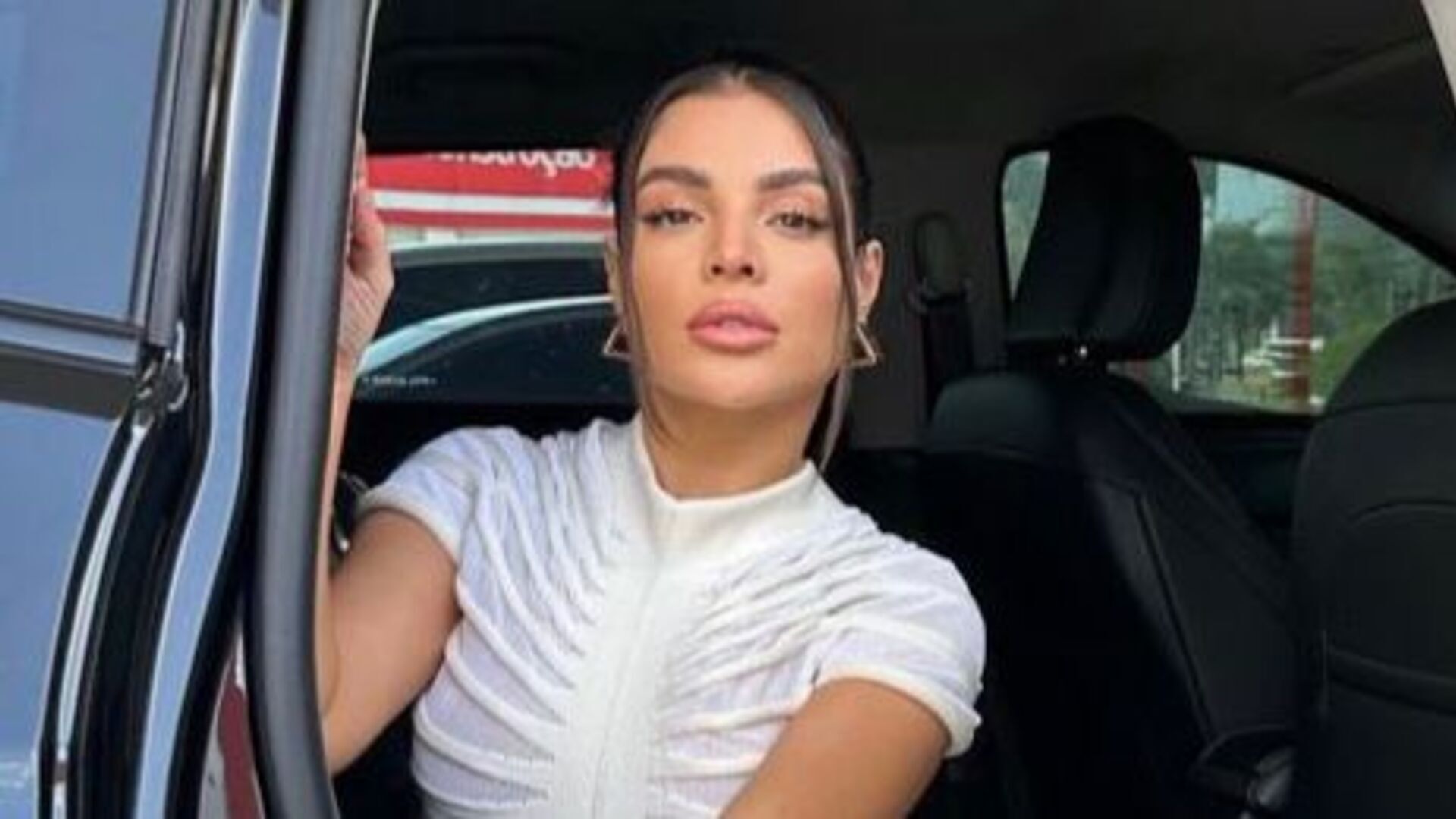 Gkay aposta na elegância ao posar com vestido longo branco