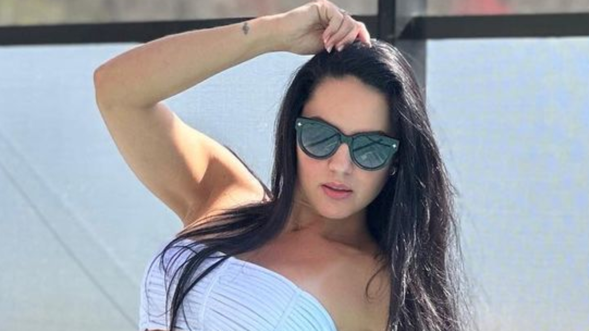 De biquíni branco, Graciele Lacerda marca detalhes do corpão em piscina: ”Deusa”