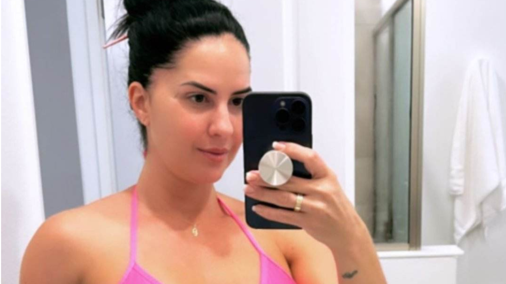 De biquíni, Graciele Lacerda ostenta barriguinha no espelho