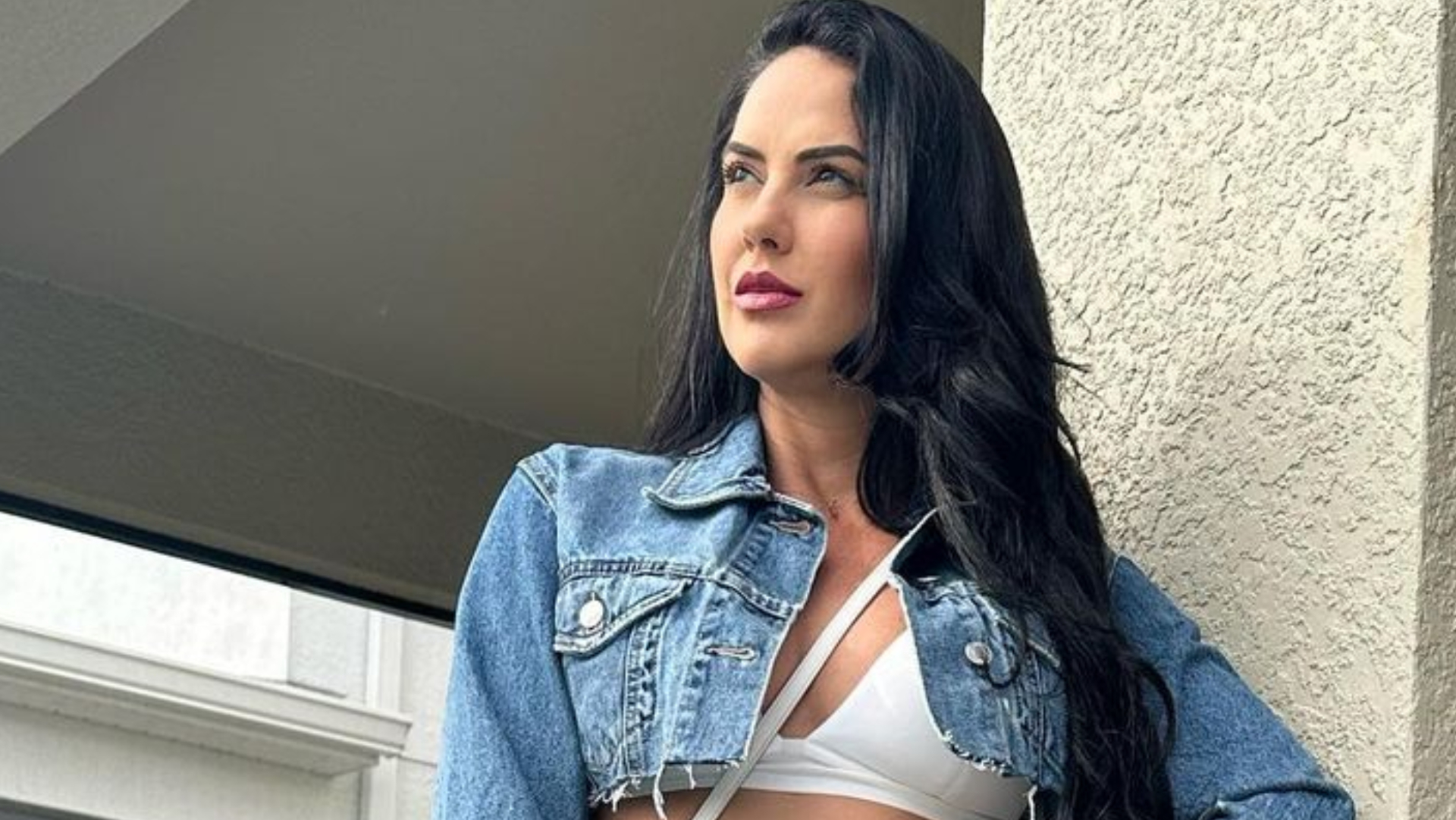 Graciele Lacerda rouba a cena ao exibir decotão em look jeans: ”Linda”