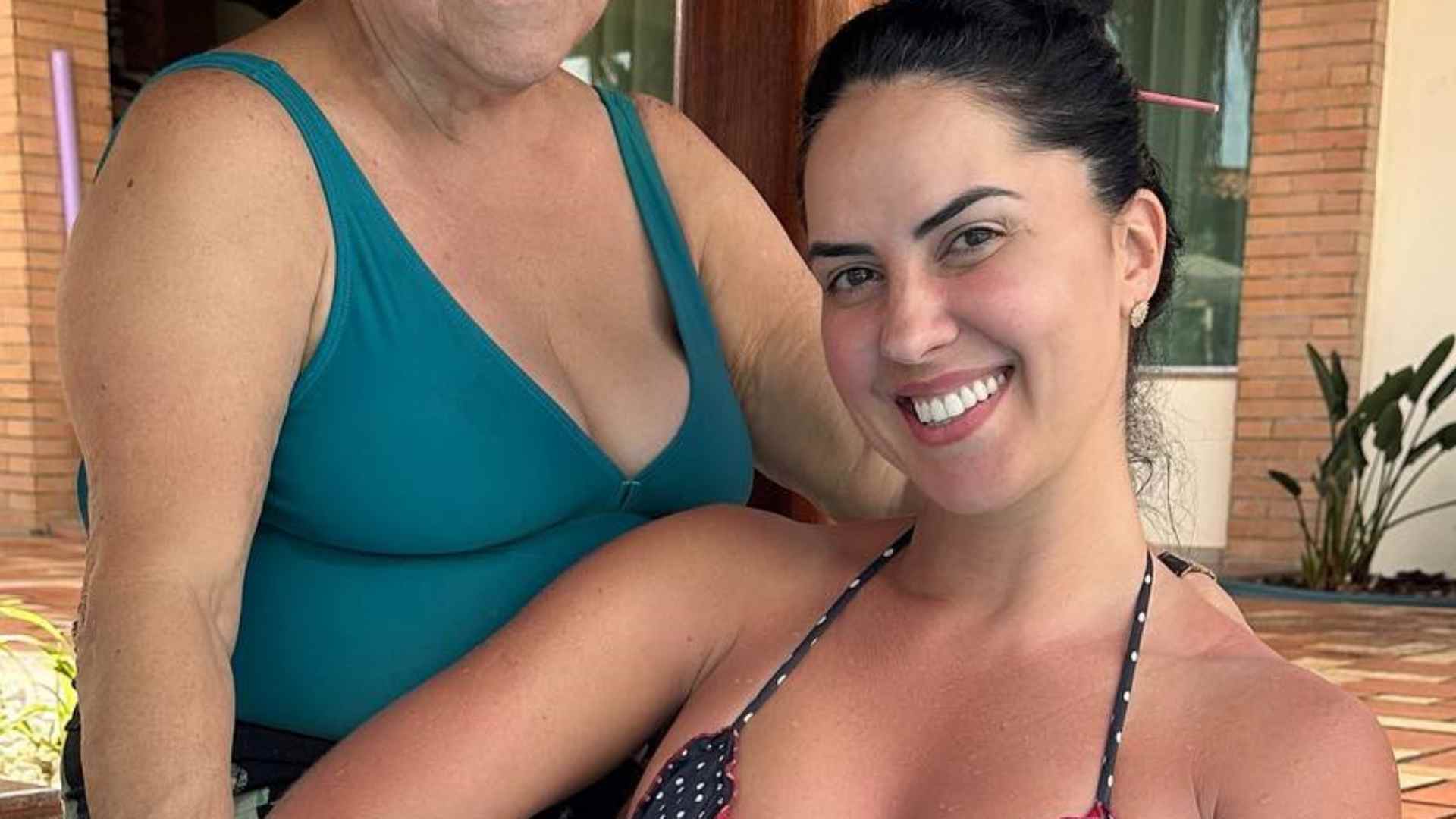 De biquíni fininho, Graciele Lacerda esbanja beleza ao curtir dia na piscina ao lado da mãe