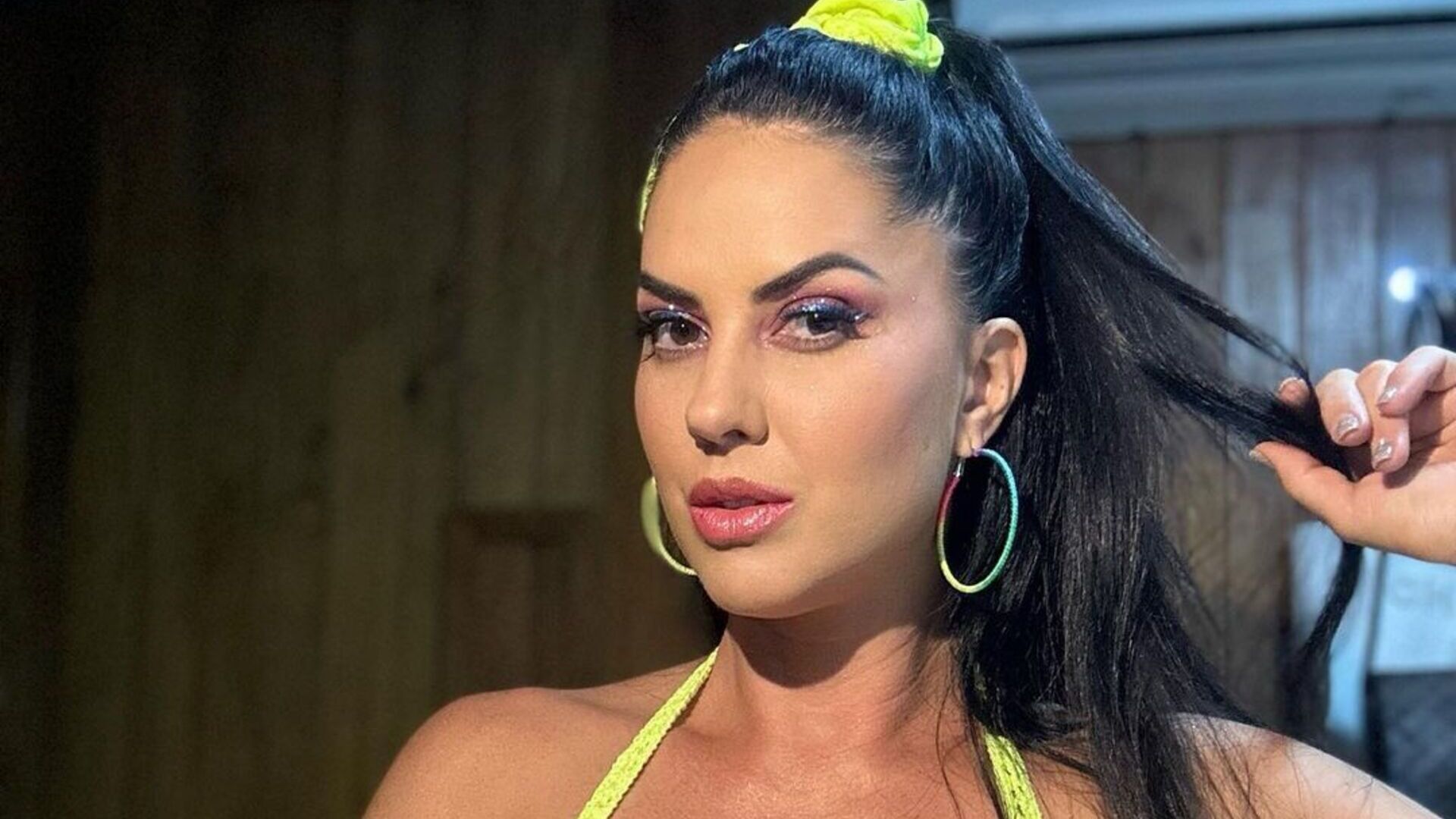 De top de crochê, Graciele Lacerda dá show de sensualidade com decote marcado