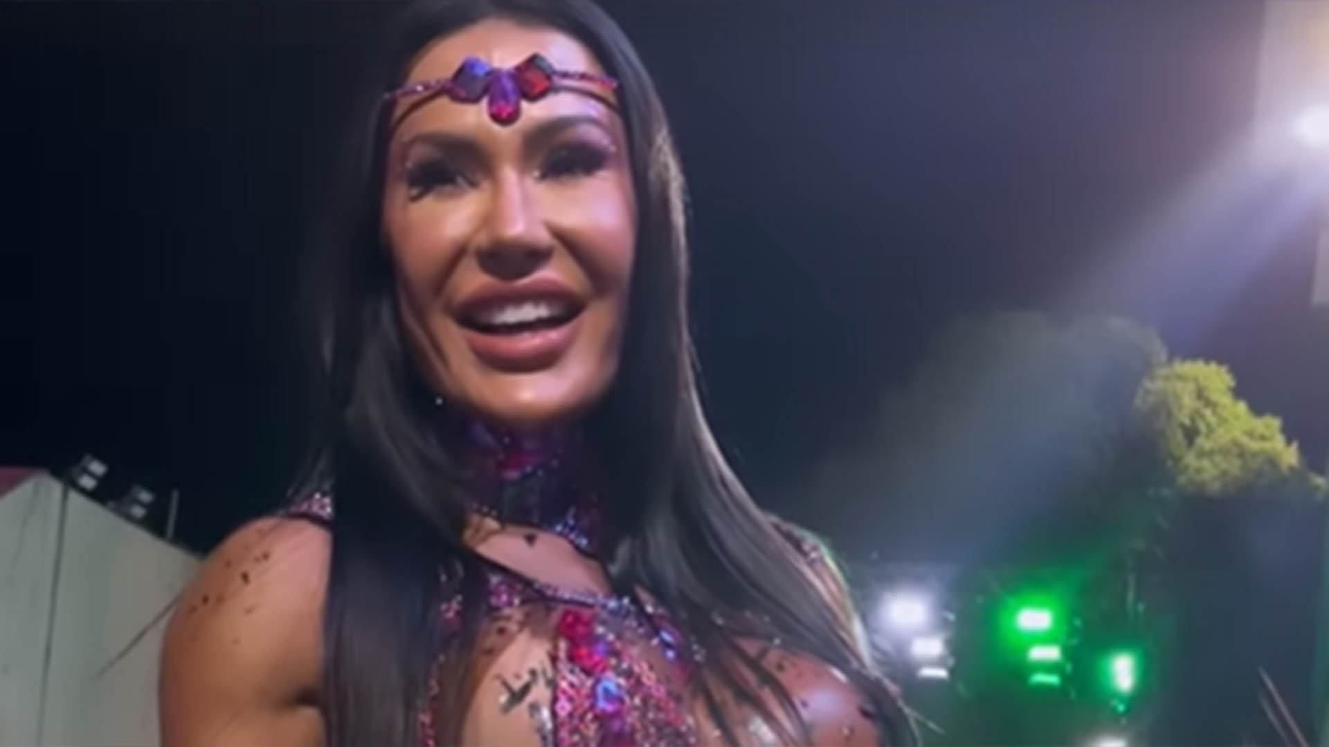 Gracyanne Barbosa exibe a virilha sarada em fantasia cavada na Sapucaí