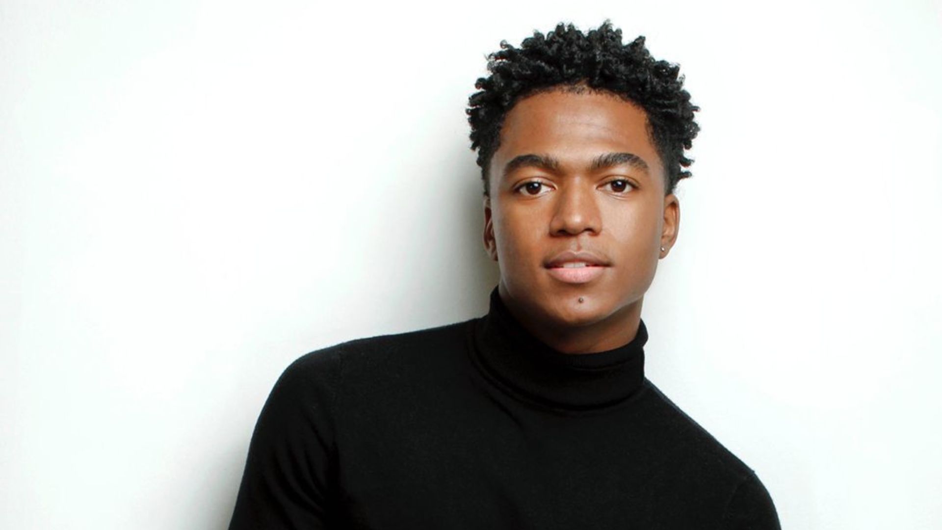 Vini de Vai na Fé, ator assume timidez e revela sonho de carreira no rap: ‘Quero estar na música’